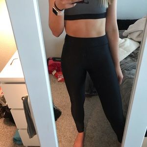 Women’s Black Underarmour Leggings - Small